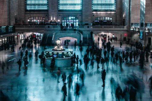 La publicidad en el Metro de las ciudades está dirigida a personas activas, que trabajan y se mueven por la ciudad. Un metro lleno de gente es perfecto para poner tu publicidad.