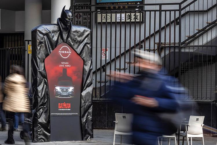 mupi de publicidad en el metro de Batman