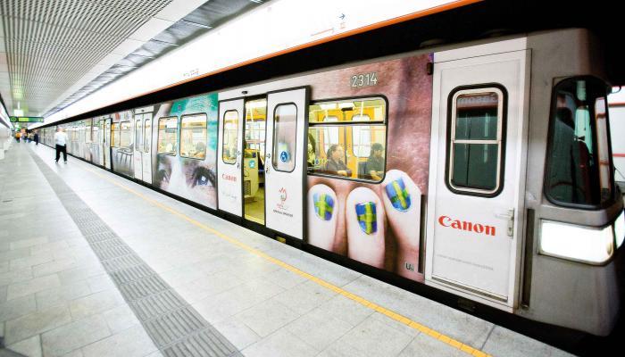 vagón de metro completamente vinilado